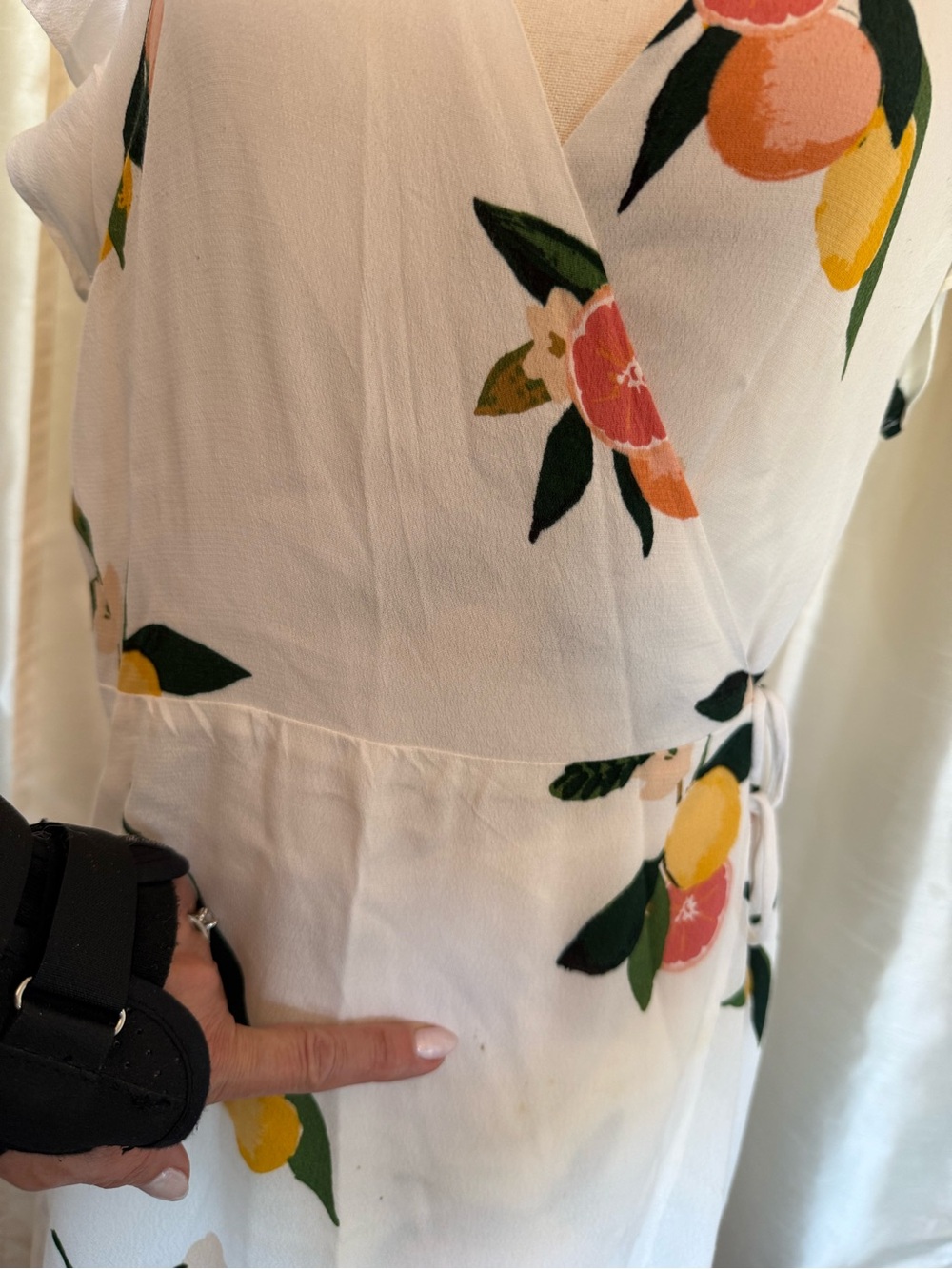 Rails Leanne Wrap Dress – Grapefruit Grove Floral – Size Medium - Picture 12 of 13